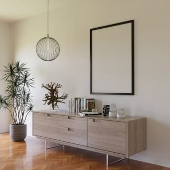 Elegante interior moderno con una elegante credenza, un marco vacío y elementos decorativos en un espacio habitable.