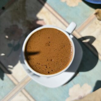 Fotografía macro de café turco con rica espuma, capturada en un día soleado en Nicosia, Chipre.
