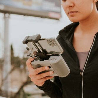 Fotos de stock gratuitas de @al aire libre, adulto joven, chaqueta negra