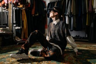 Hombre En Bata Blanca Y Negra Sentada En El Piso