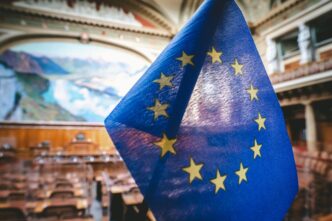 Primer plano de la bandera de la Unión Europea en el interior de la cámara del Consejo Nacional del Parlamento suizo en Berna.
