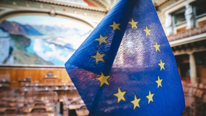 Primer plano de la bandera de la Unión Europea en el interior de la cámara del Consejo Nacional del Parlamento suizo en Berna.