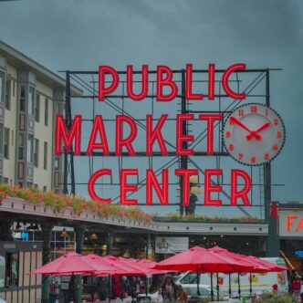 Una vista del famoso letrero del Pike Place Market en Seattle, Washington.