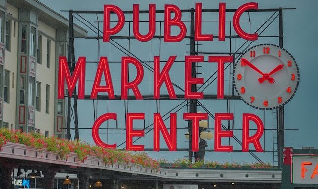 Una vista del famoso letrero del Pike Place Market en Seattle, Washington.