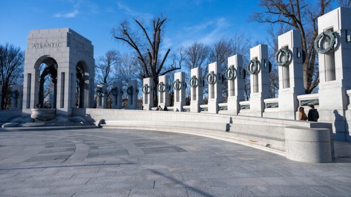 Vista diurna del Monumento a la Segunda Guerra Mundial en Washington, D.C., EE. UU.