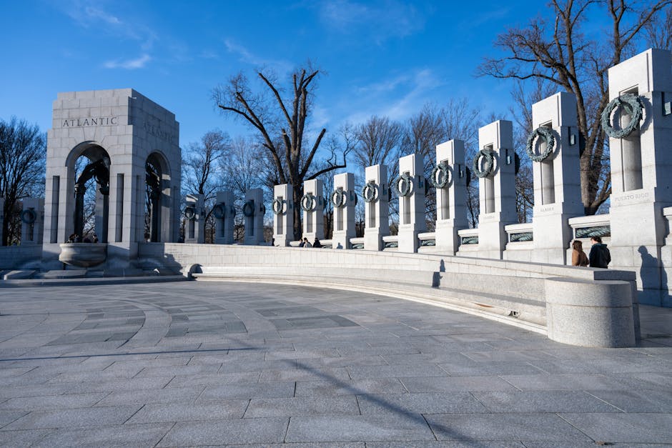 Vista diurna del Monumento a la Segunda Guerra Mundial en Washington, D.C., EE. UU.